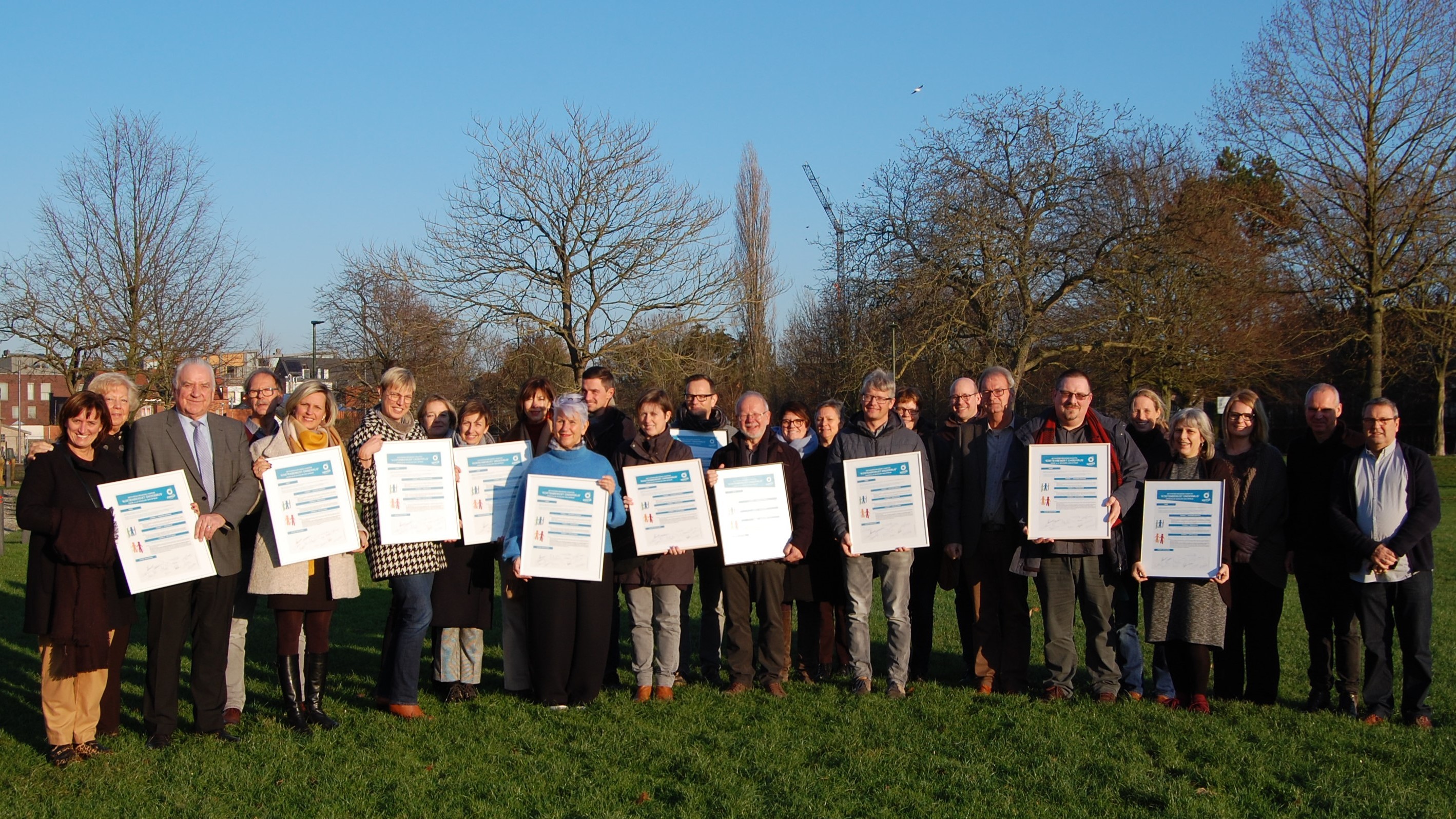 groepsfoto van al de scholen met het ondertekend charter